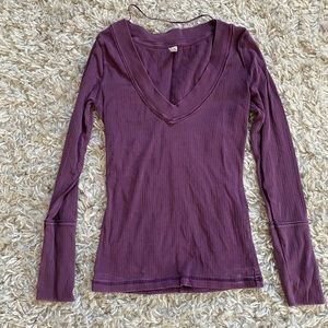 FREE PEOPLE- ribbed purple v-neck top